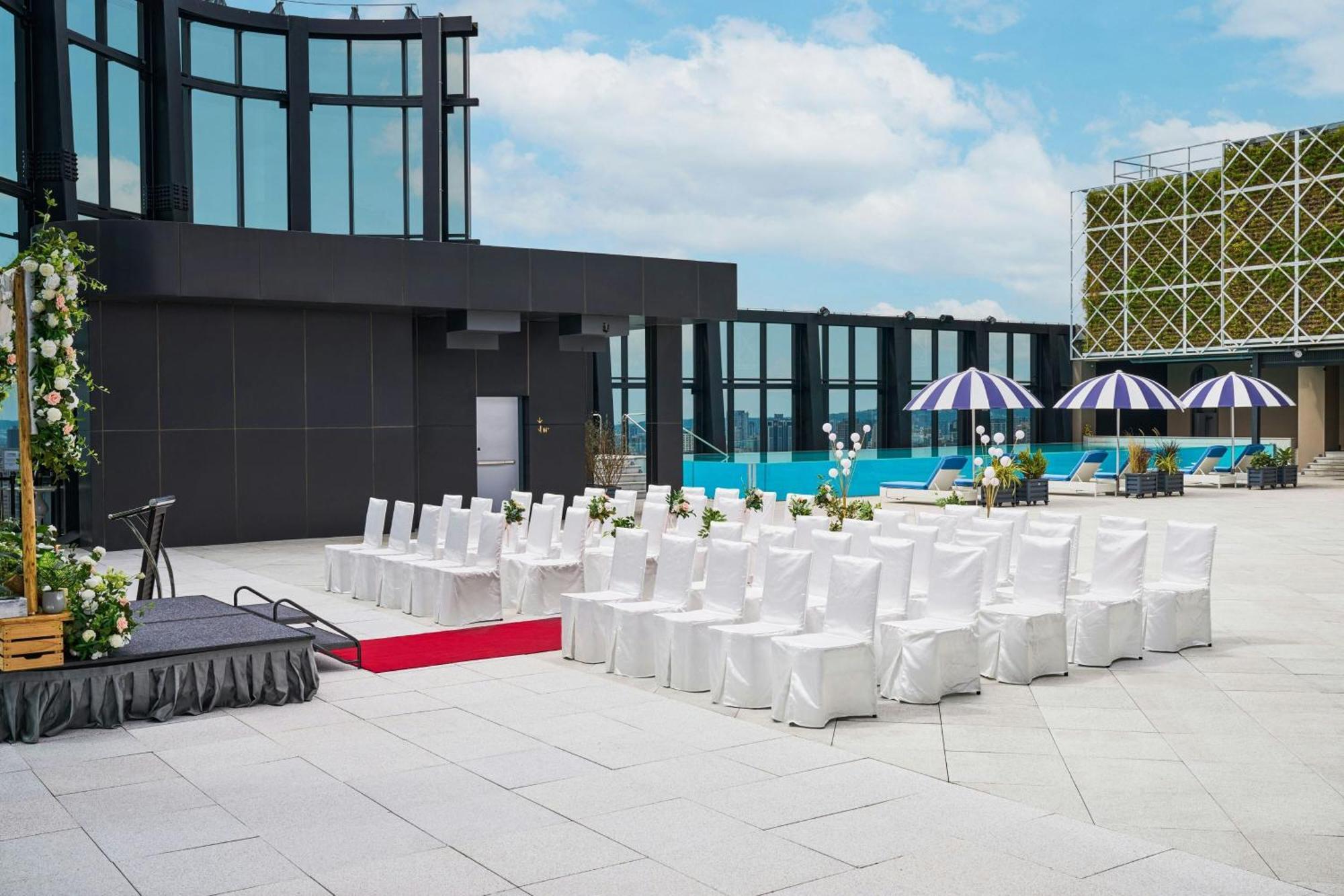 Le Meridien טאיצ'ונג מראה חיצוני תמונה The rooftop pool at the hotel