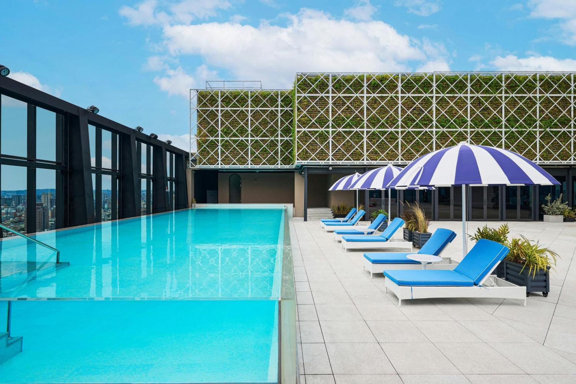 Le Meridien טאיצ'ונג מראה חיצוני תמונה Rooftop pool at The Standard East Village