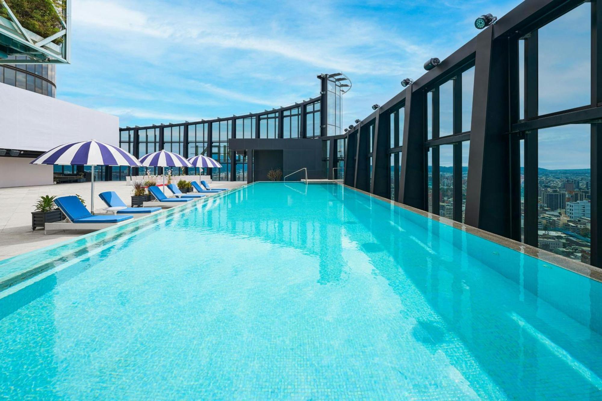Le Meridien טאיצ'ונג מראה חיצוני תמונה The rooftop pool at the hotel
