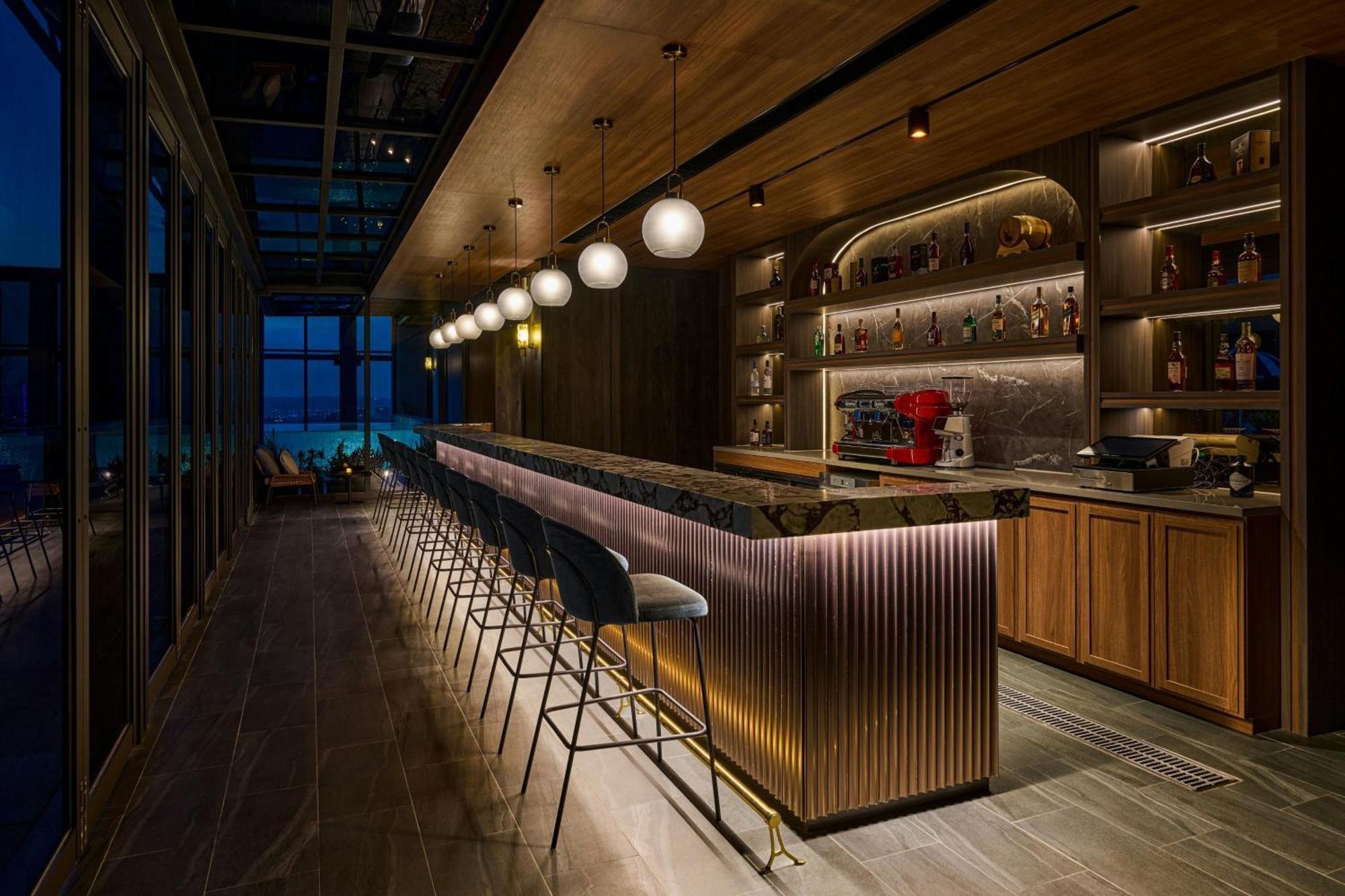 Le Meridien טאיצ'ונג מראה חיצוני תמונה The bar at the 360° Sky Lounge