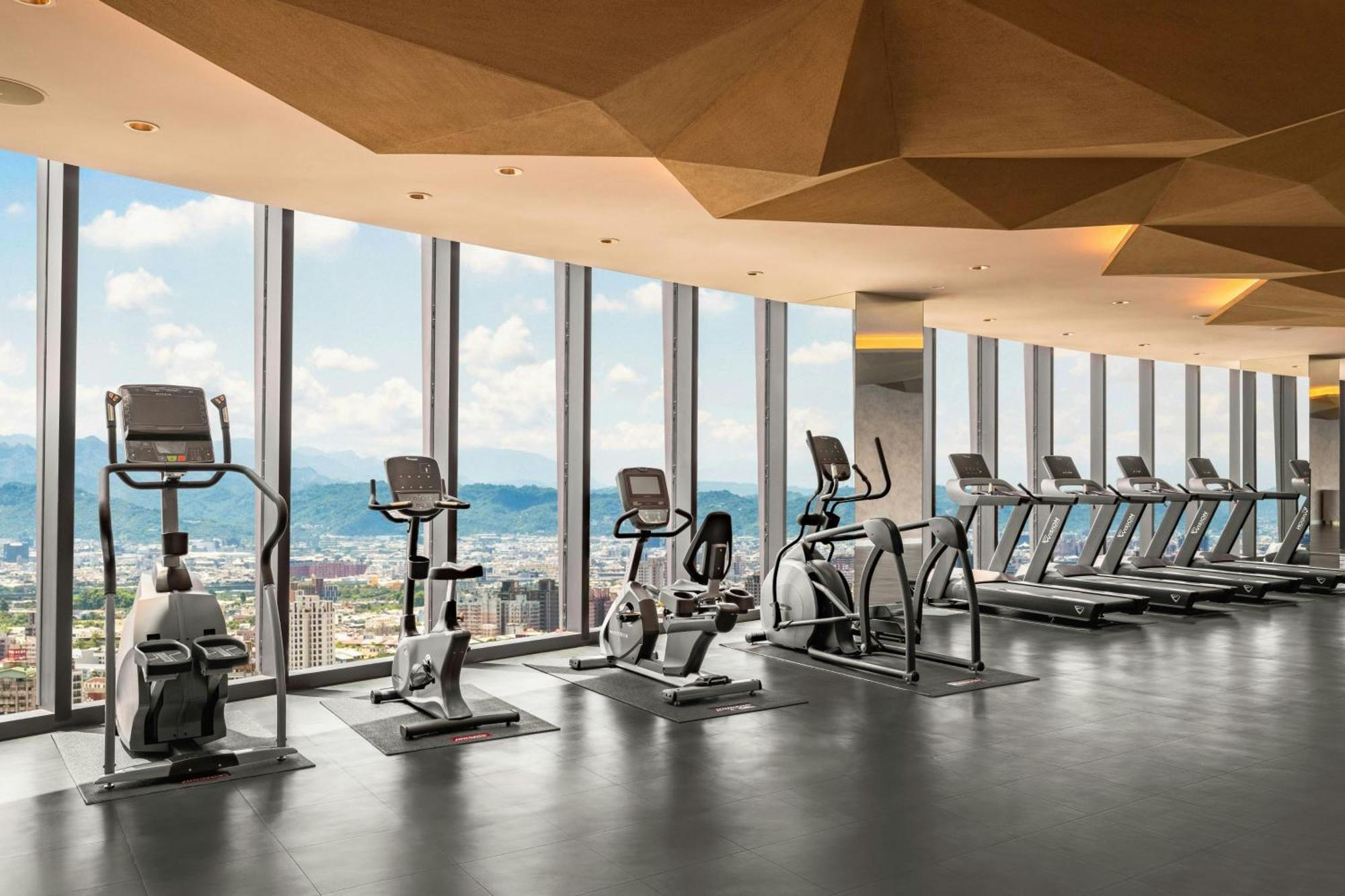 Le Meridien טאיצ'ונג מראה חיצוני תמונה The gym at the 39th floor